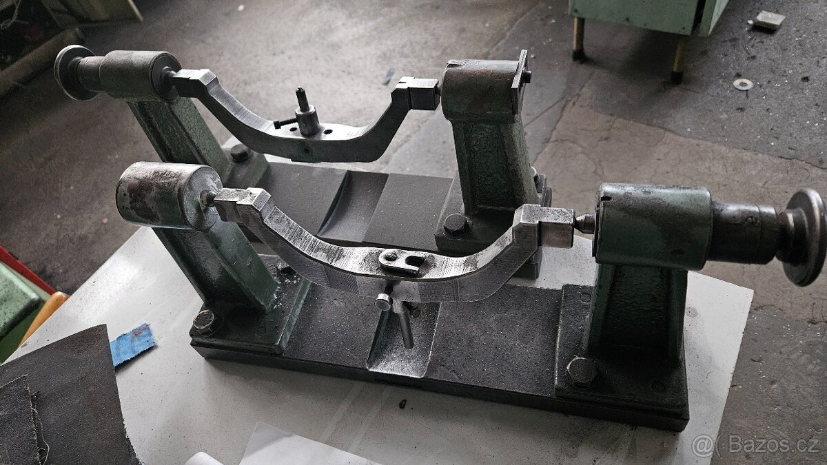 Přípravek na tvarování brusného kotouče