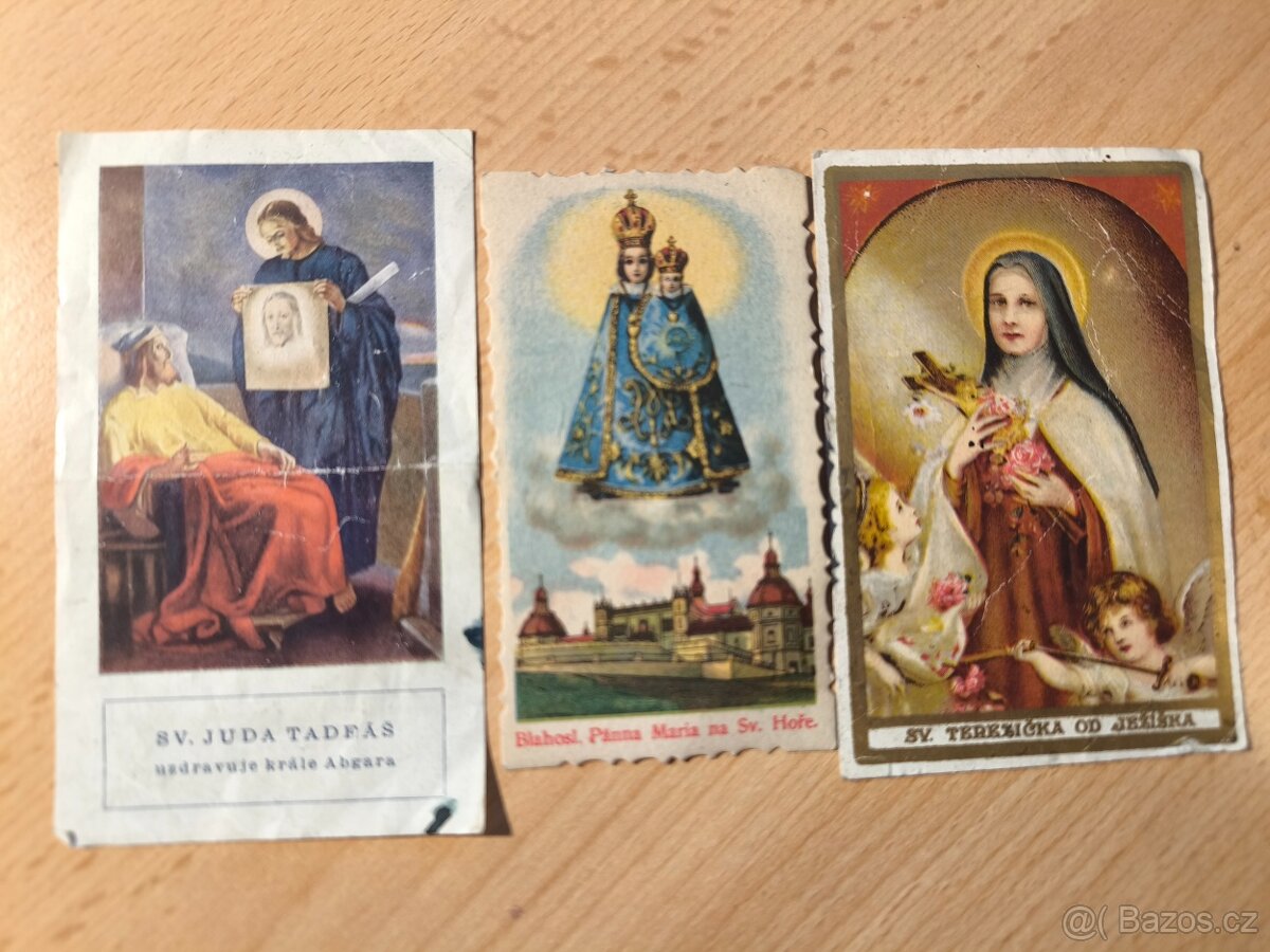 Tři staré svaté obrázky s motlitbami.