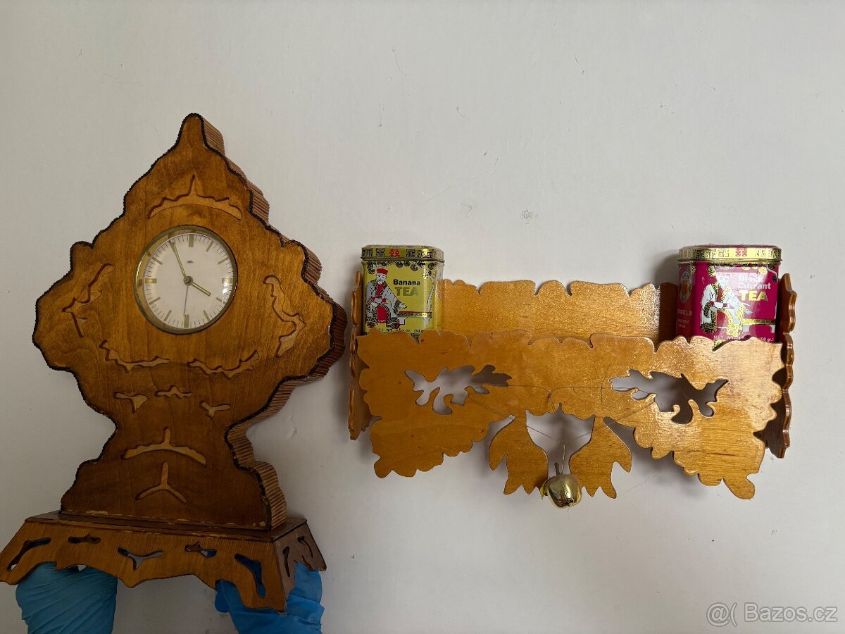 starozitne drevene hodiny, policka a ramecky na obrazky