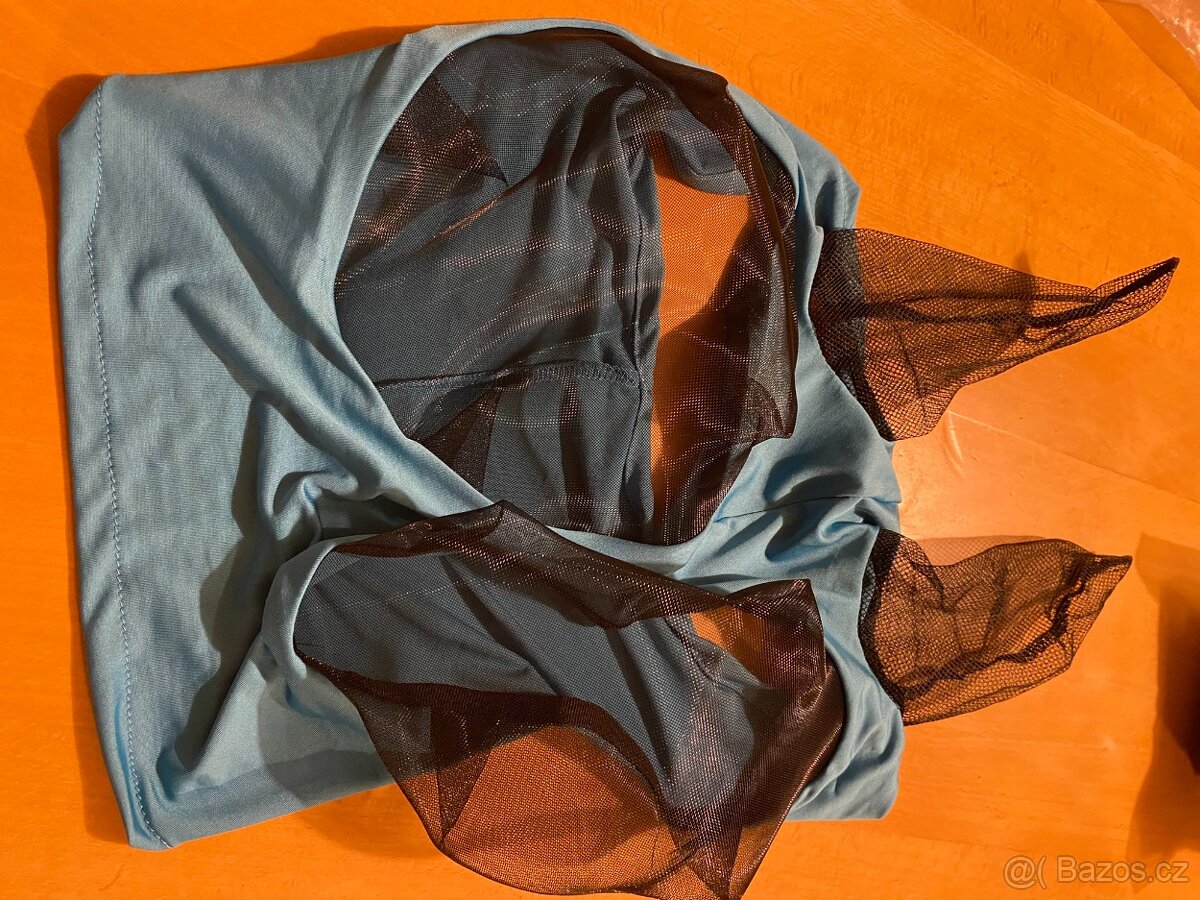 Modrá maska proti hmyzu