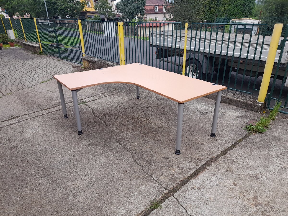 Rohovy psaci kancelarsky stul