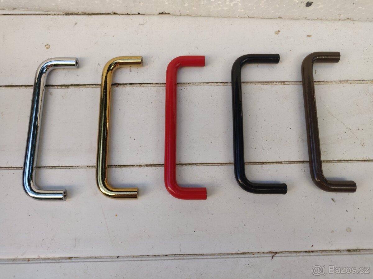 Kovové úchytky na nábytek, madla