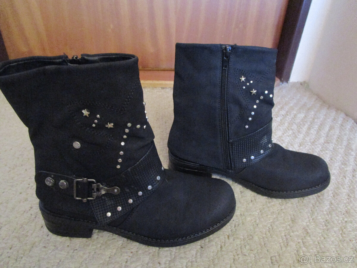 Pěkné černé kozačky, č. 37, vnitřní stélka 23 cm, jako nové
