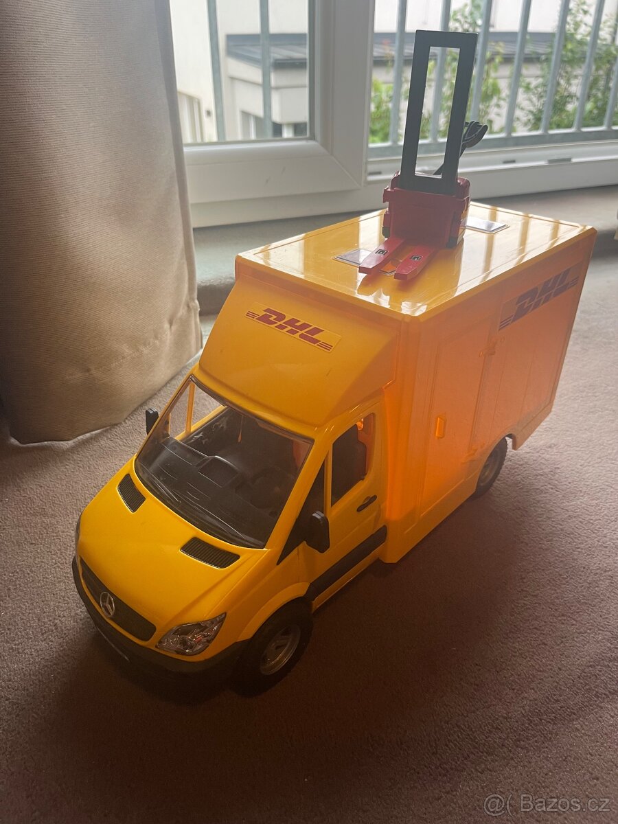 Auta-hasiči, DHL, přepravní vůz, helikoptéra