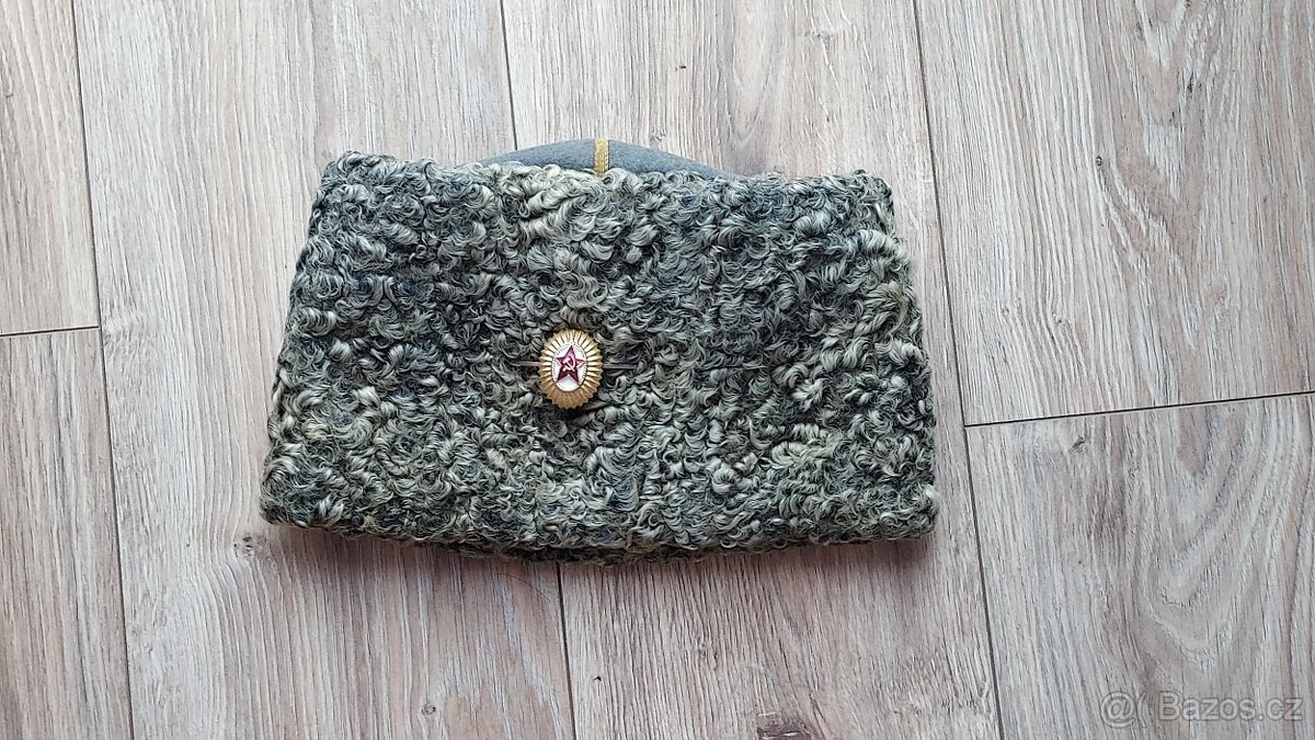 Čepice. Beranice. Papacha. Uniforma. Armáda. Důstojník. SSSR