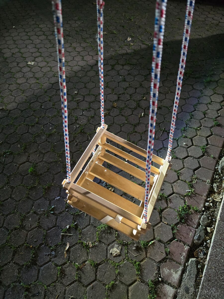 Dětská dřevěná houpačka