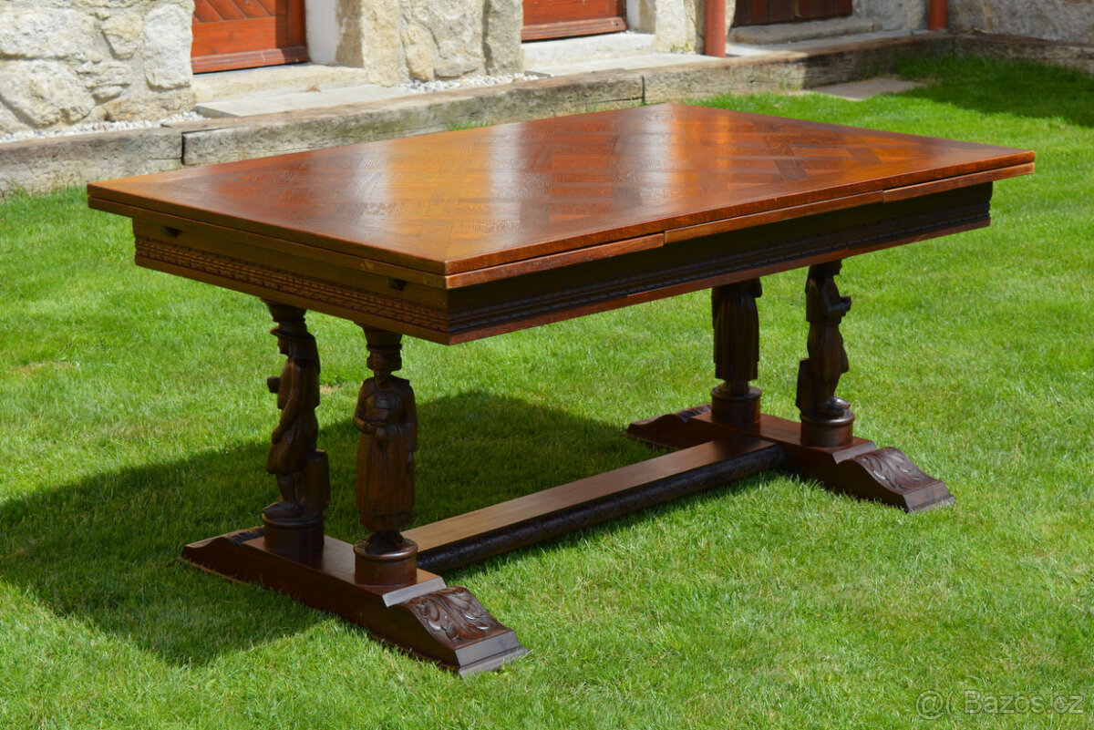 Starožitný vyřezávaný rozkládací stůl s figurkami