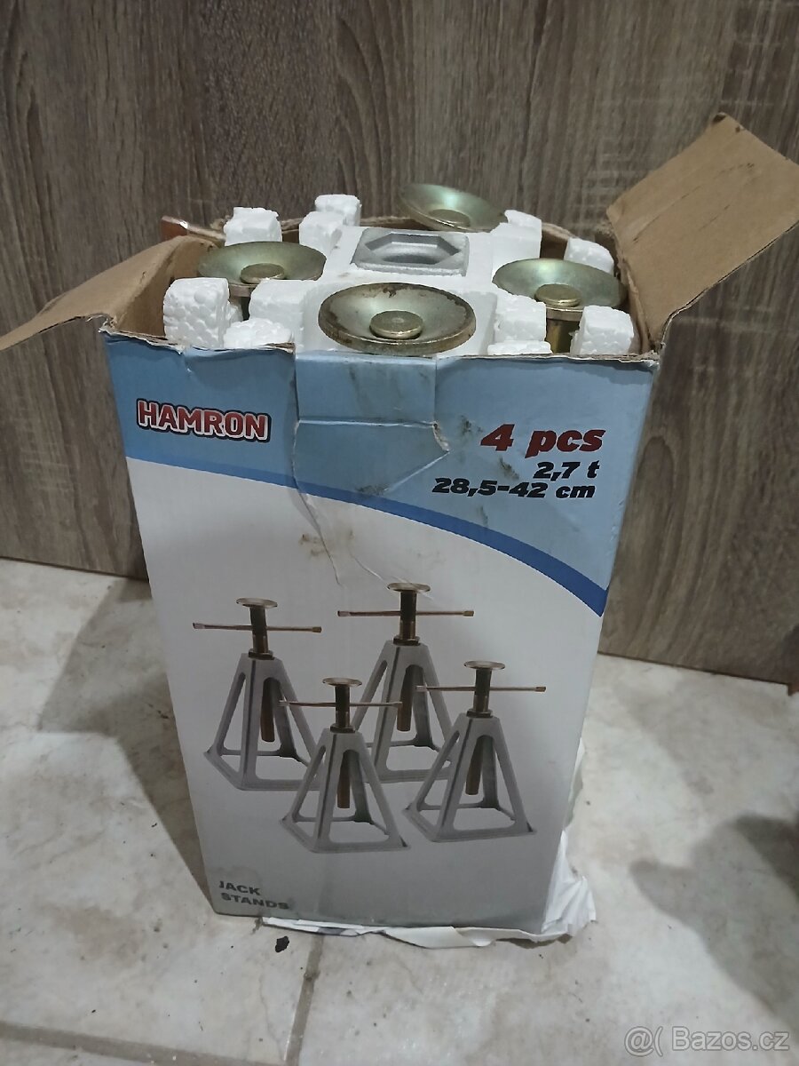 Podpěrné kozlíky nožičky karavanu