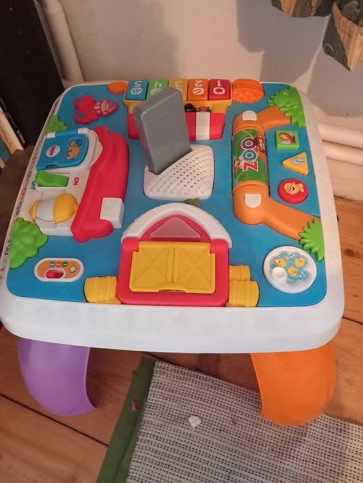 Hrací stolek Fisher price