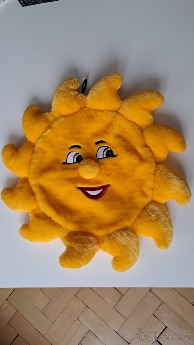 Plyšové sluníčko i k zavěšení.