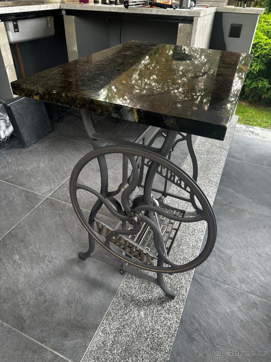 Stul ze siciho stroje s kamennou deskou