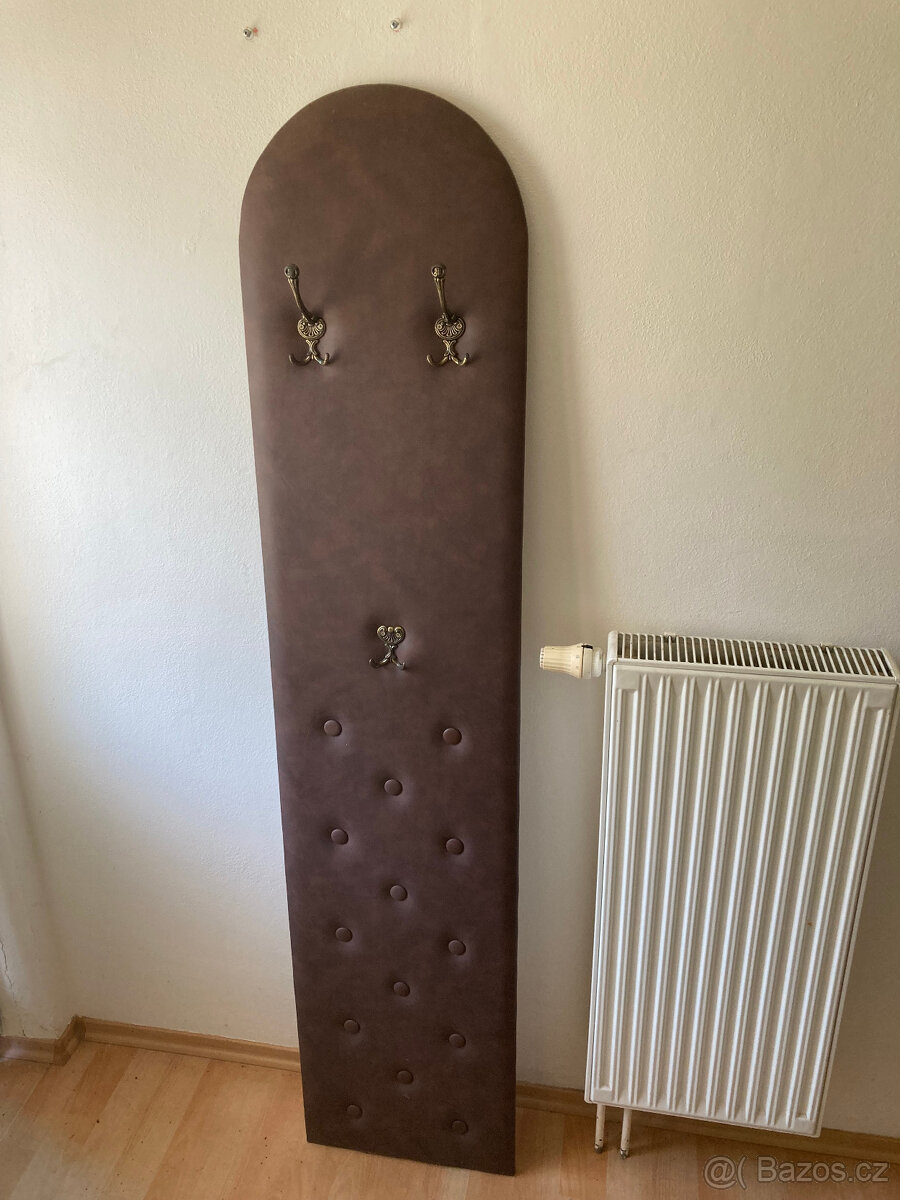 Věšák, předsíňová stěna čalouněná s háčky za 500 kč