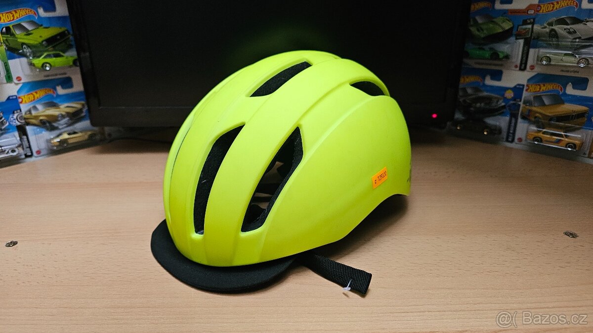 Doplňky ke kolu - helma, lahve