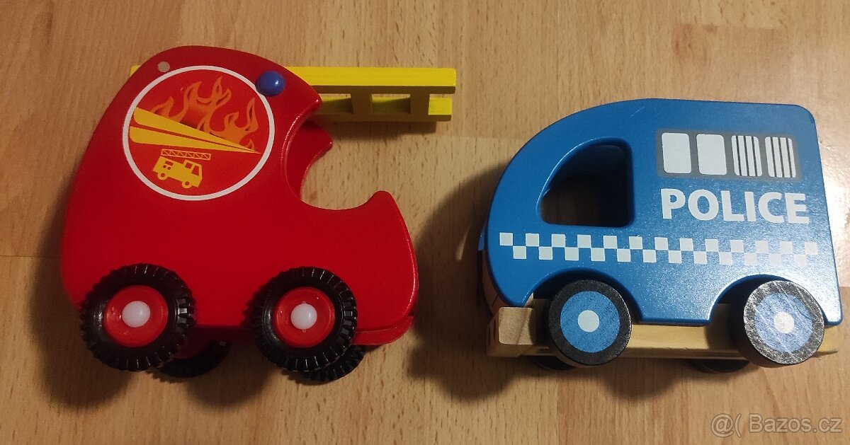 Dvě nová dřevěná autíčka (policejní a hasičské auto)