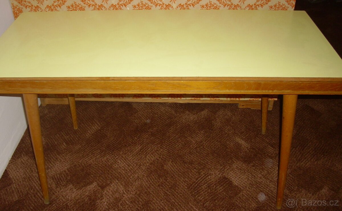 retro konferenční stůl