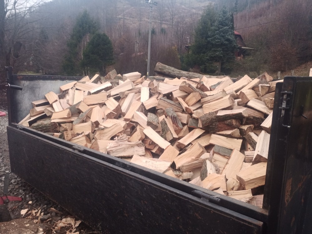 štípané palivové dřevo suché