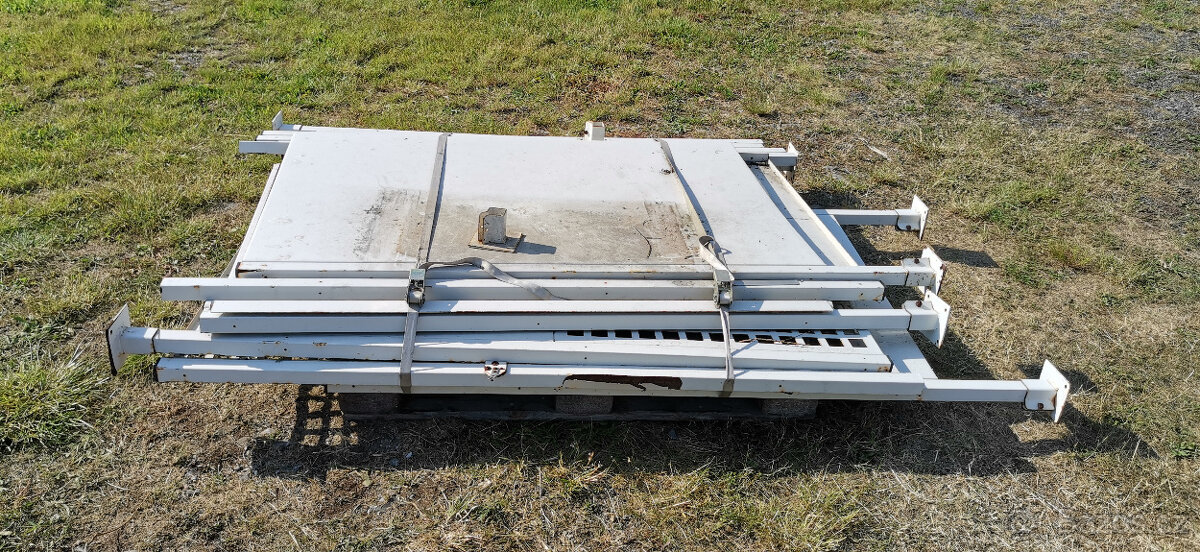 Plechová ohrada ke stroji.