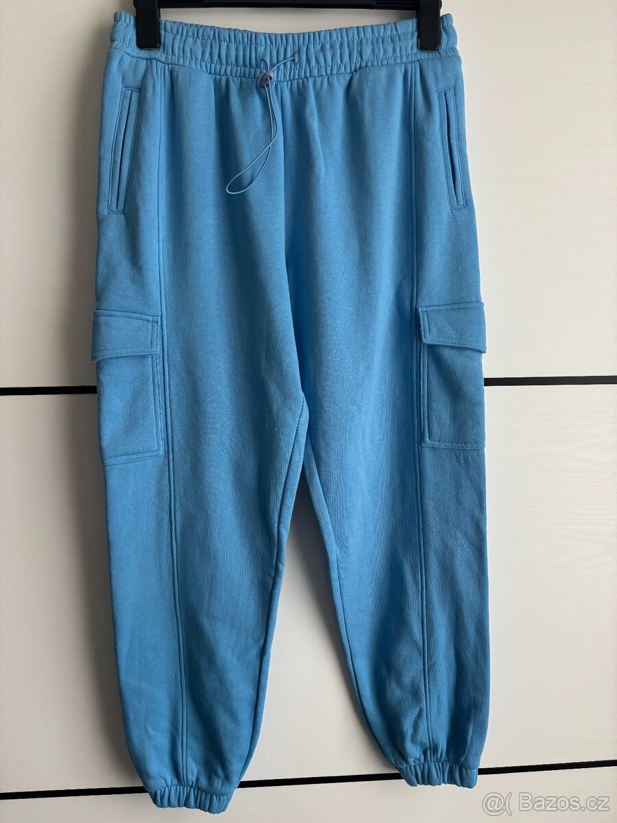 Tyrkysové zateplené tepláky s kapsami nové