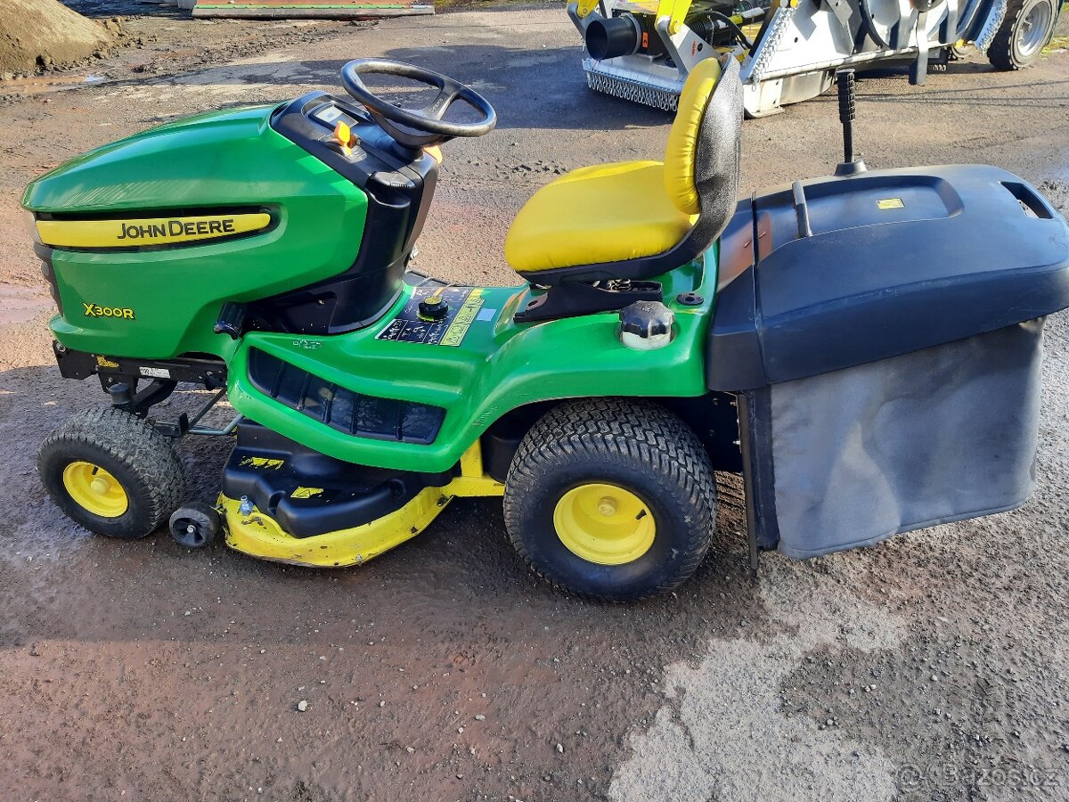 Zahradní traktor John Deere X300R