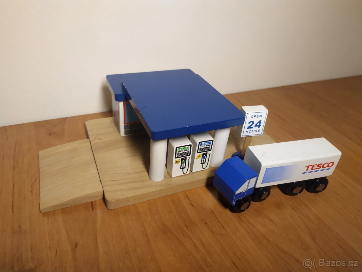 Čerpací stanice k dřevěným vláčkům