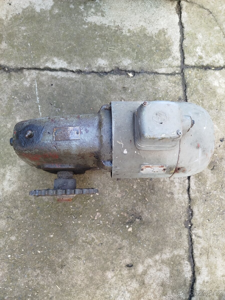 Prodám elektromotor s převodovkou
