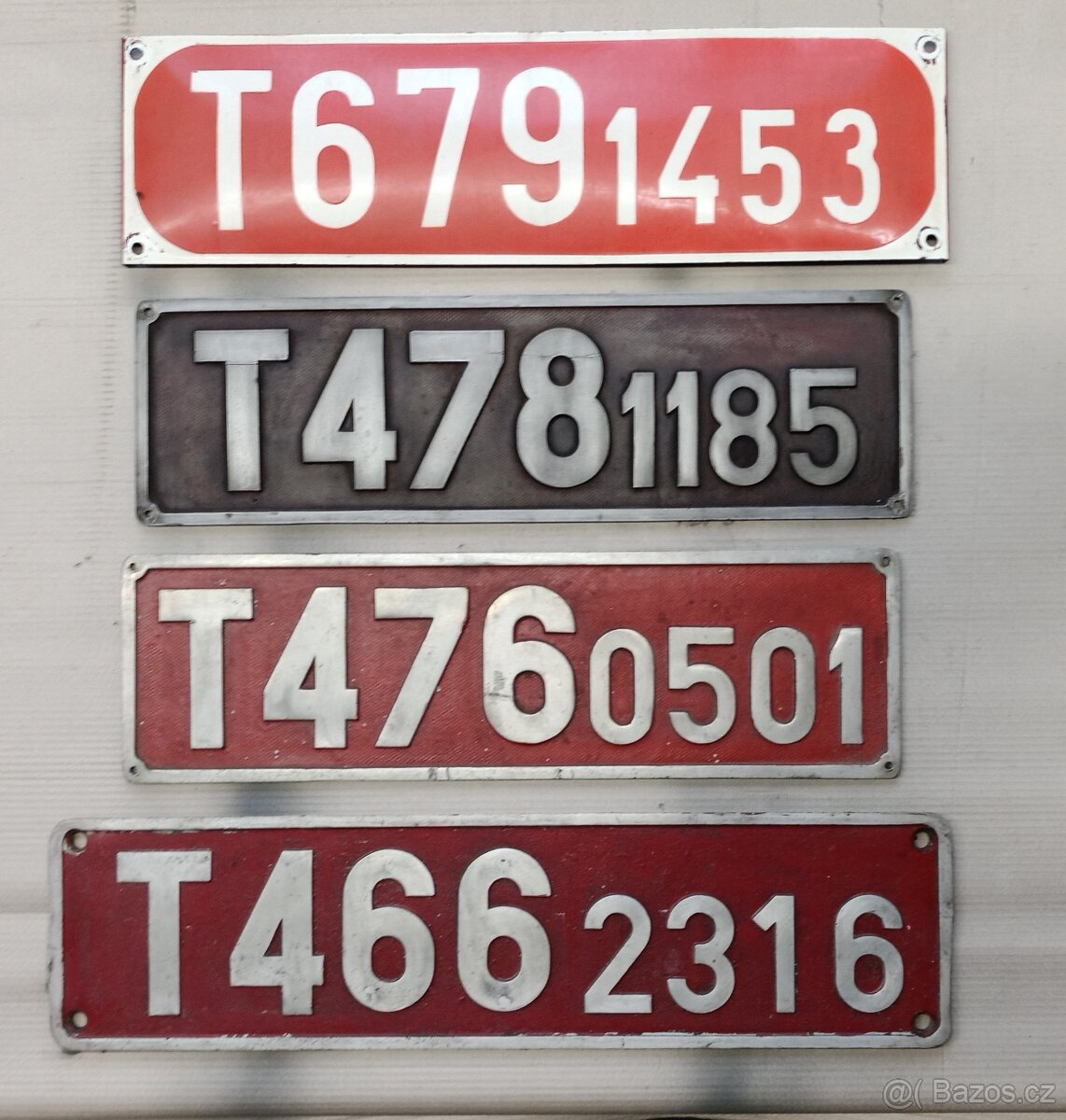 cedule , štítky, lampy, čísla z lokomotiv