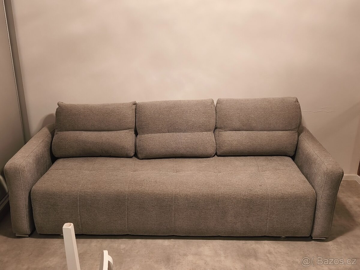 Šedá pohovka/gauč