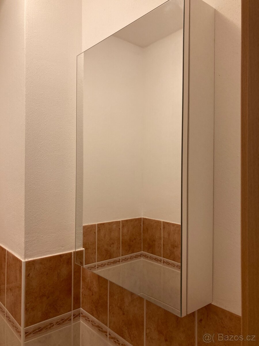 Skříňka nad umyvadlo se zrcadlem