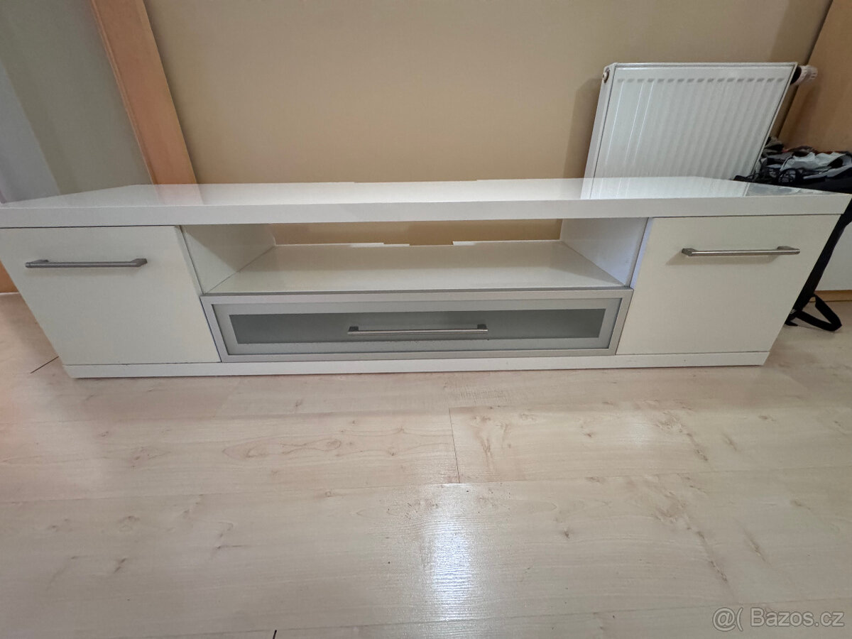stůl pod TV od truhláře