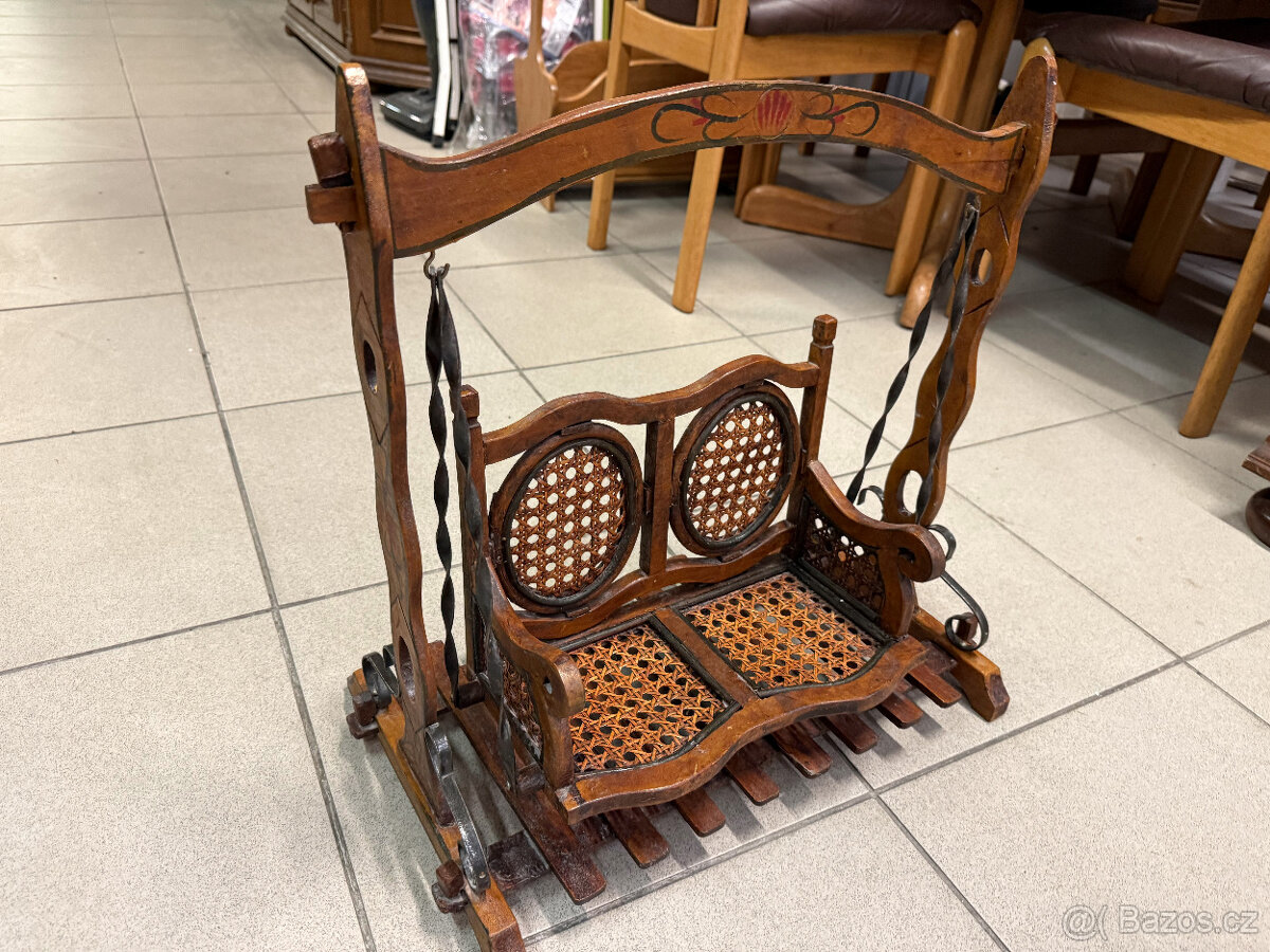 Historická houpačka pro panenky