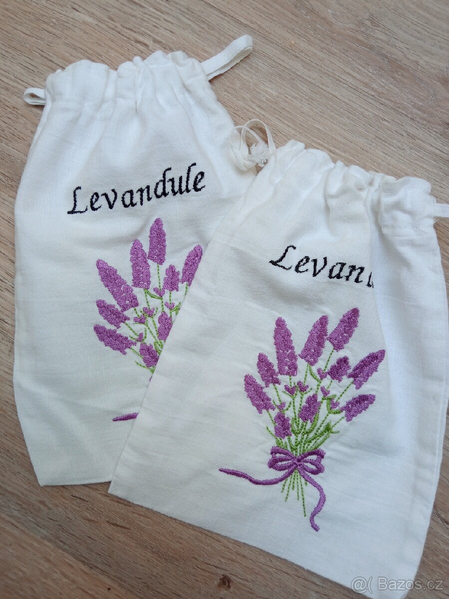 Vyšívané pytlíky na levanduli