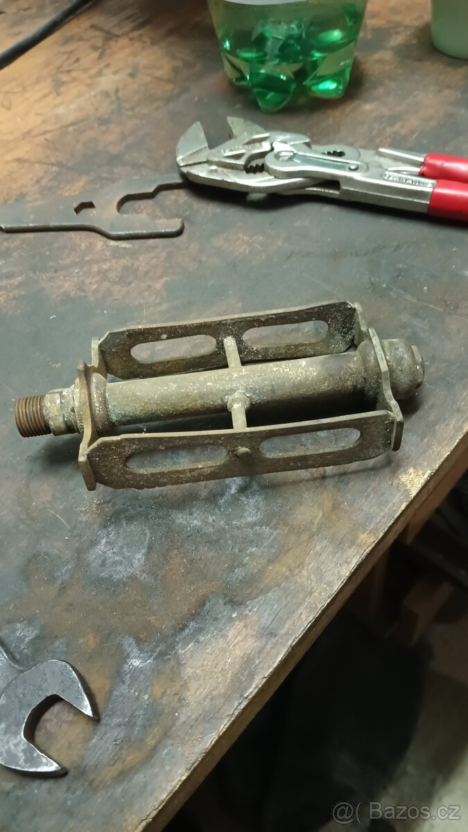 Koupím na staré,historicke kolo pedály