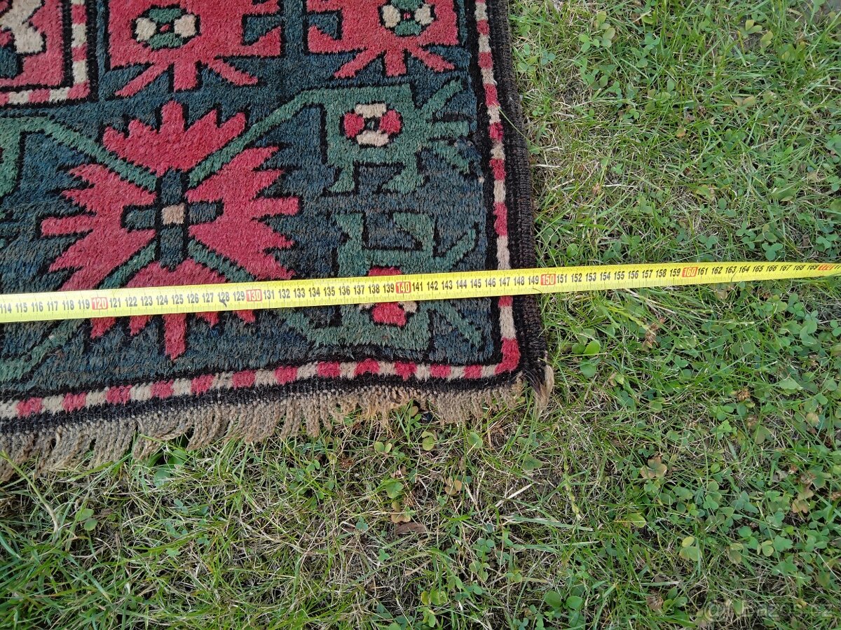 Starý vlněný koberec