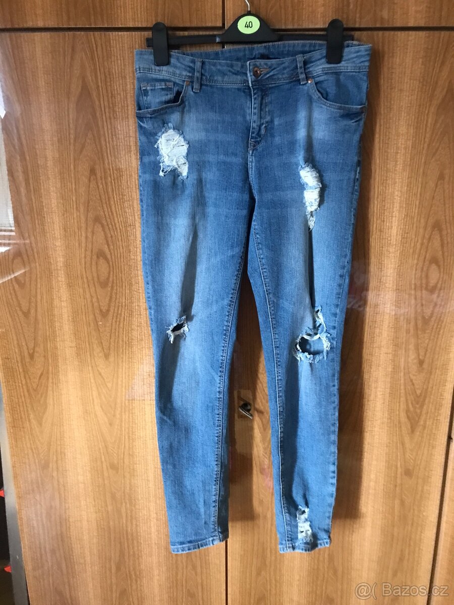 Různé dámské dziny, leginy