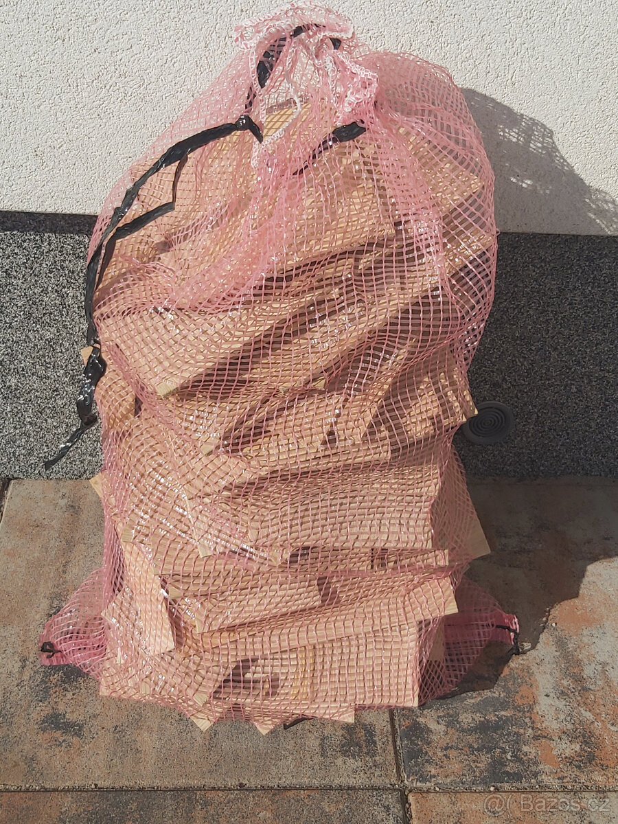Dubové dřevo na uzení,do krbu i kamen.Na roztopení....