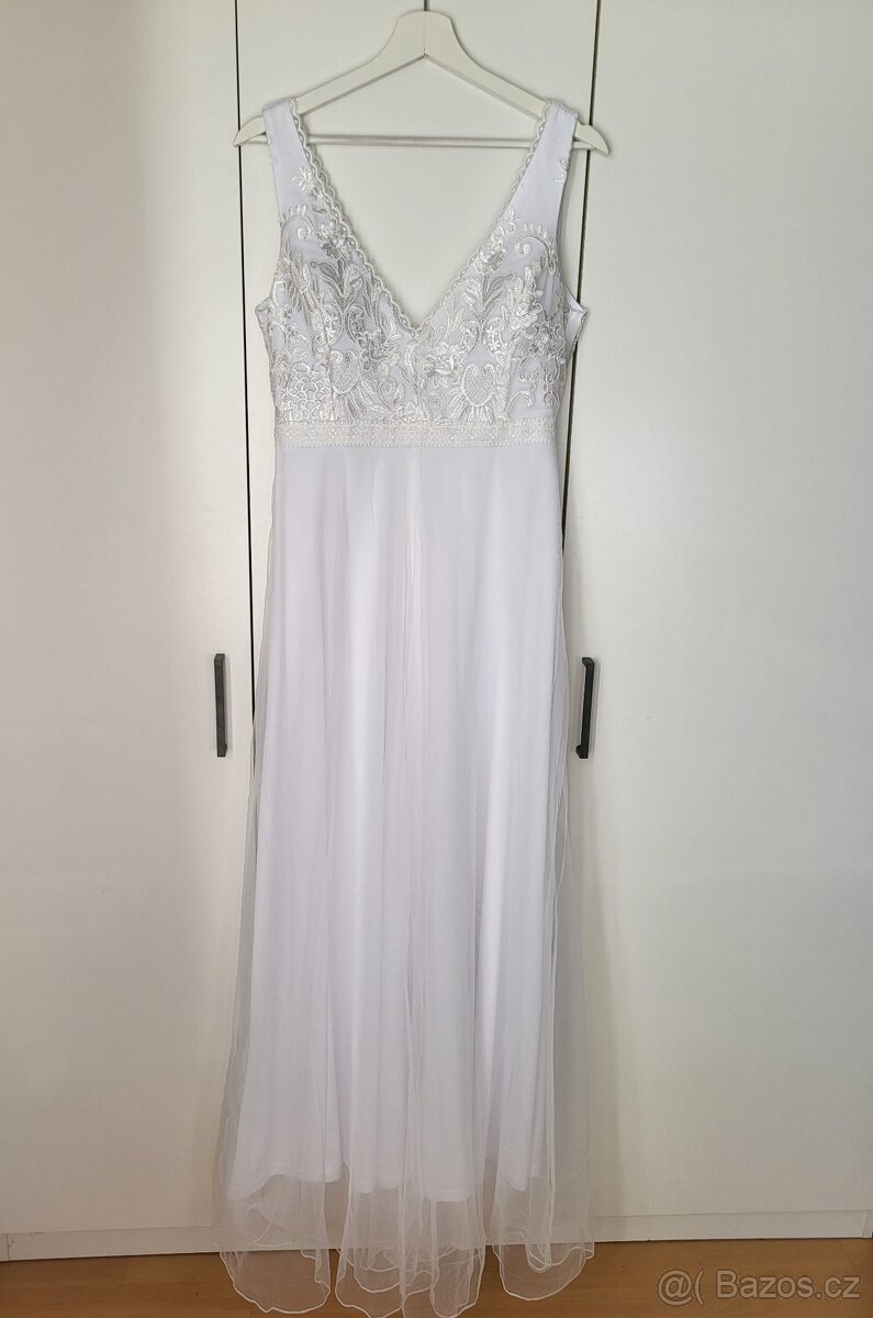 Nové krajkové bílé šaty