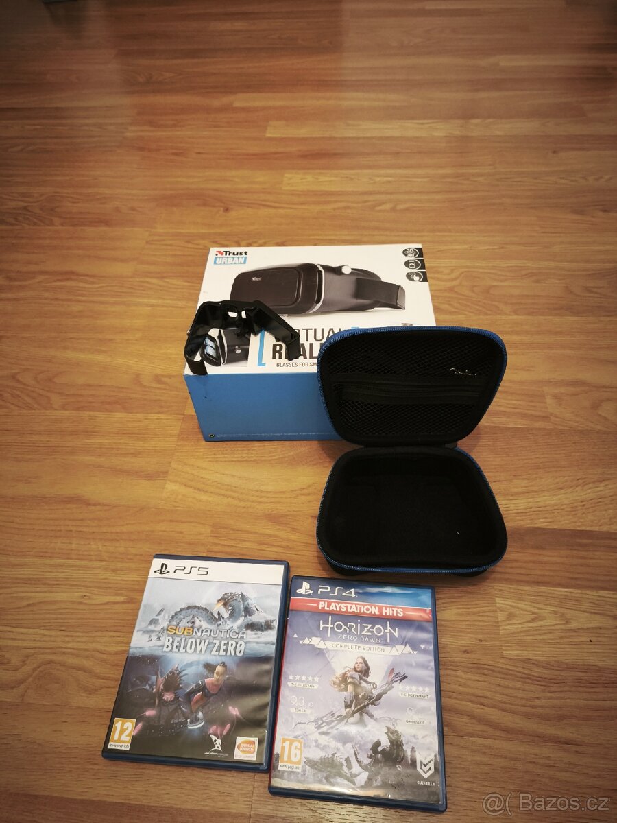 PS4 a 5 hry plus příslušenství, sluchátka a stojánek