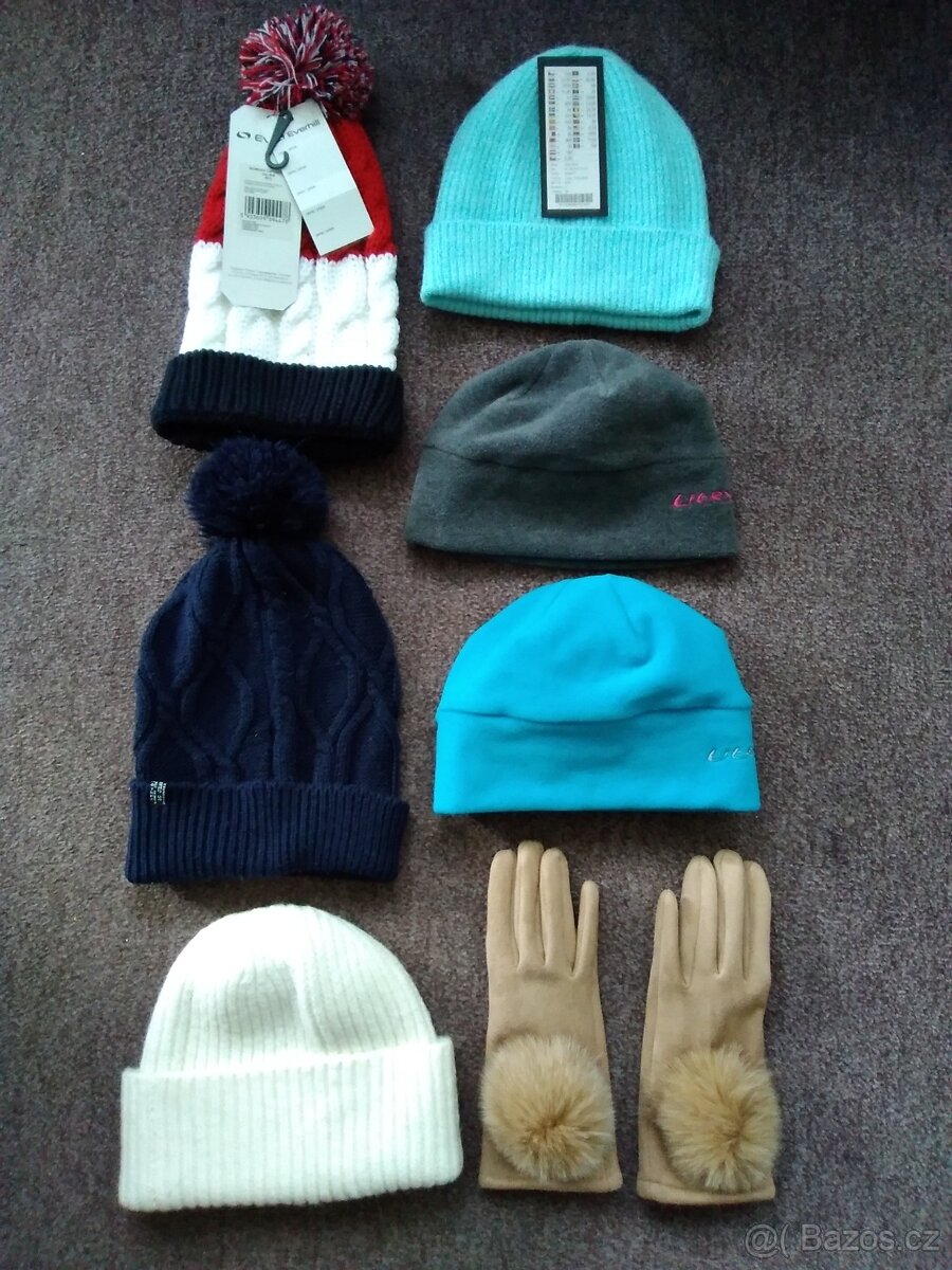 Dámské barevné čepice různé druhy a jedny rukavice. .