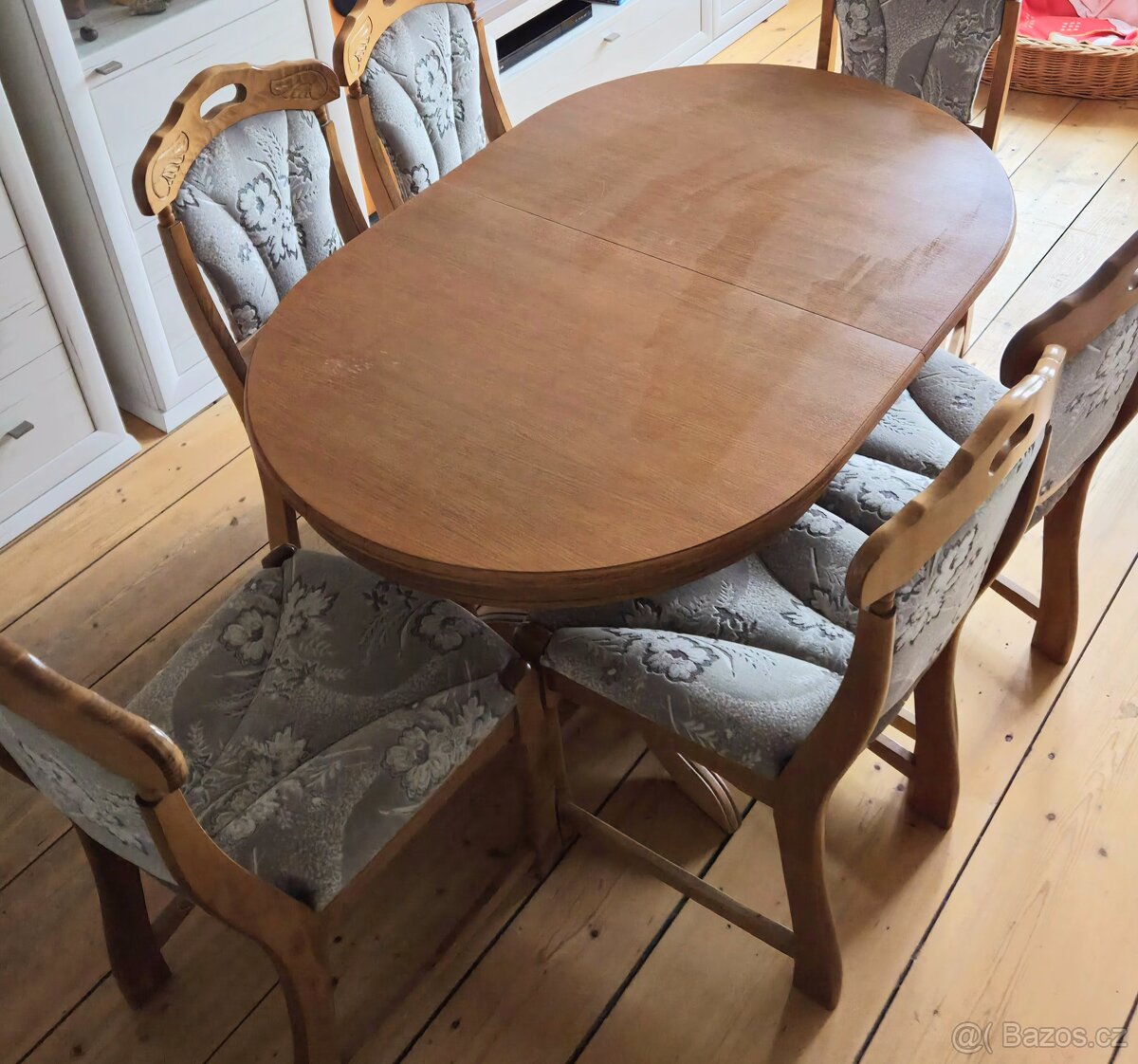 Dřevěný rozkládací stůl, 6 židlí.