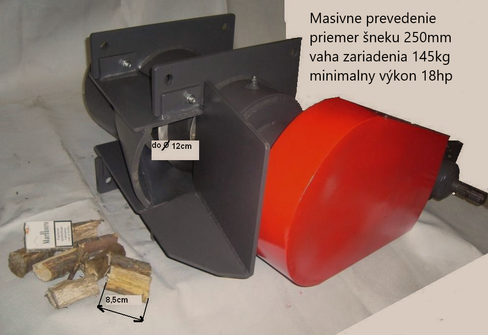 šnekový štěpkovač na vlečku