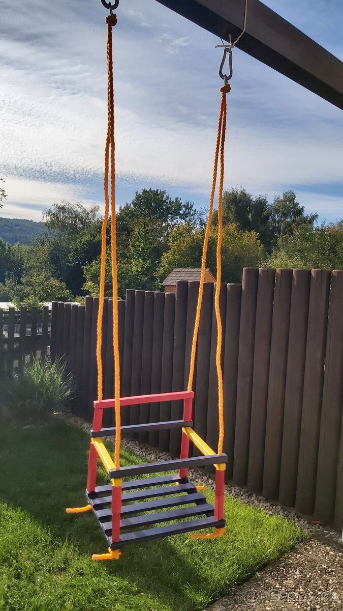Dětská dřevěná houpačka