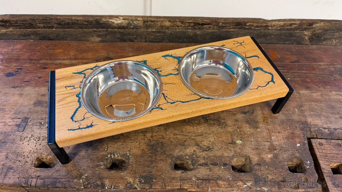 Dřevěná dvoj miska pro psy