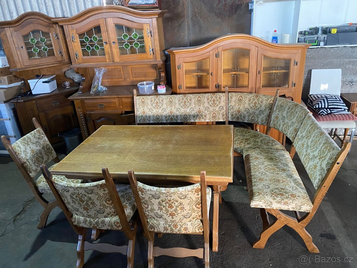 Stůl, židle a lavice