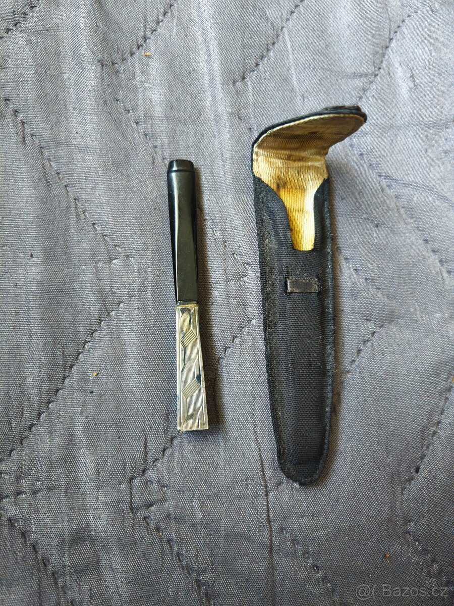 Staré kuřácké potřeby.