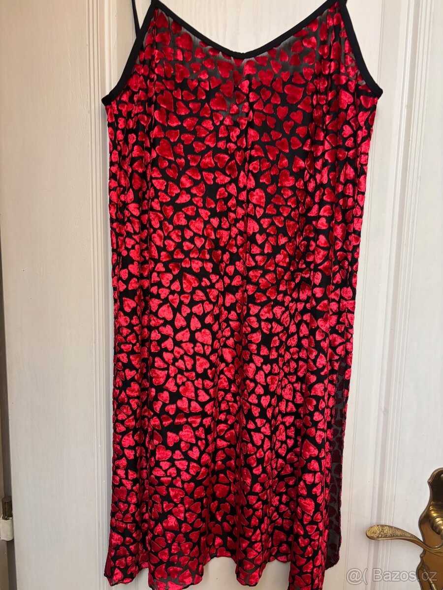 Košilka na spaní se srdíčky ve.L