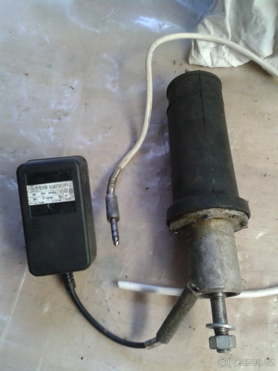 Motorek 24V 45 ot/min ze sběrače oleje.