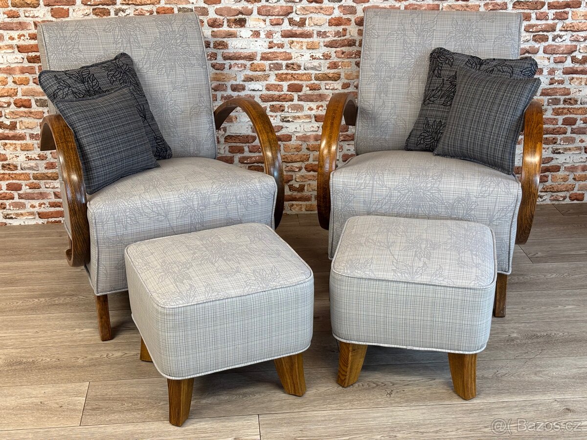 Renovovaná křesla Halabala s taburety