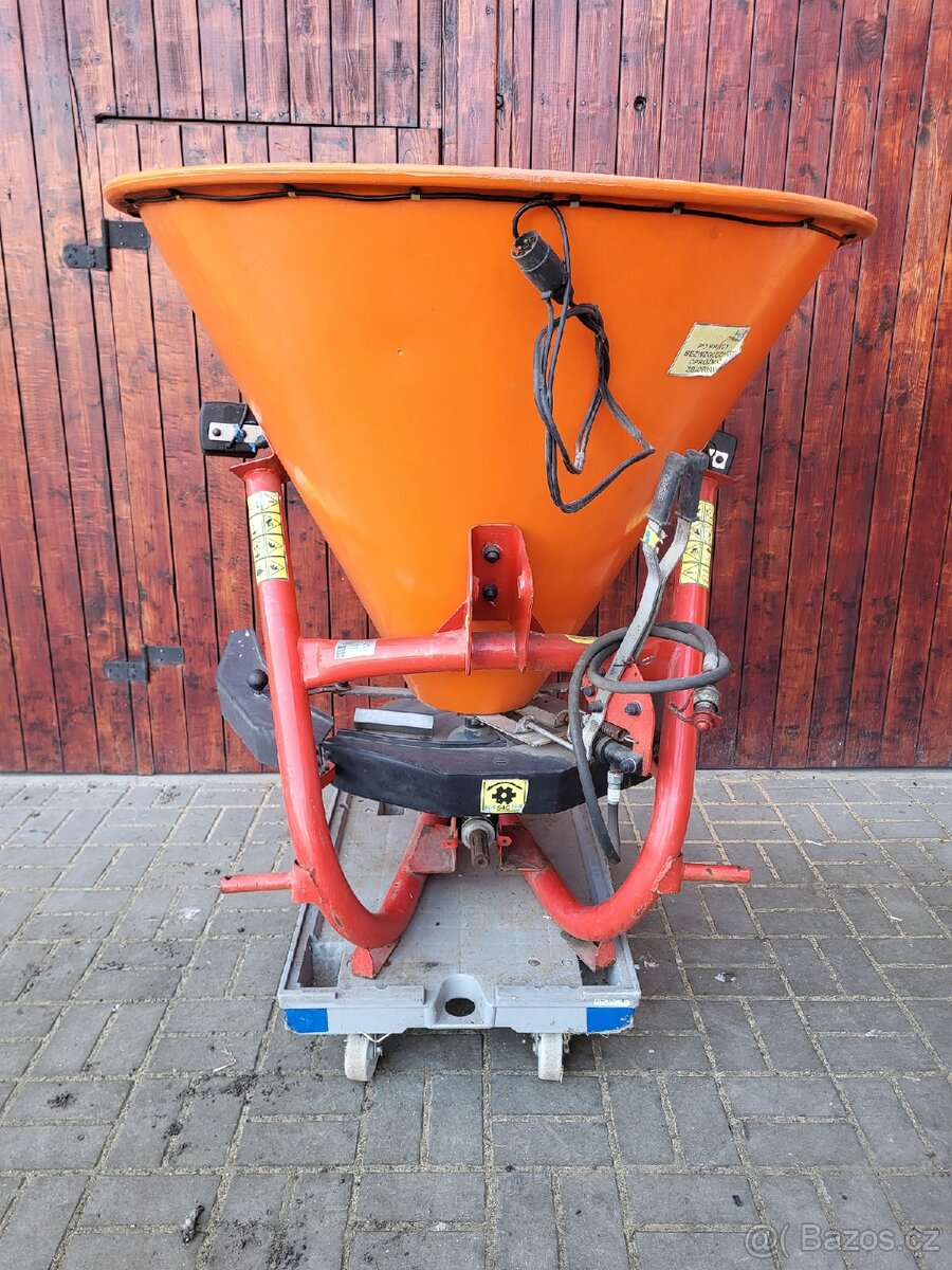 Rozmetadlo průmyslových hnojiv , soli