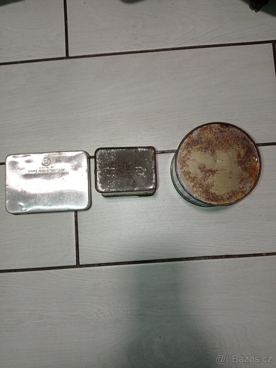 Staré plechové krabičky