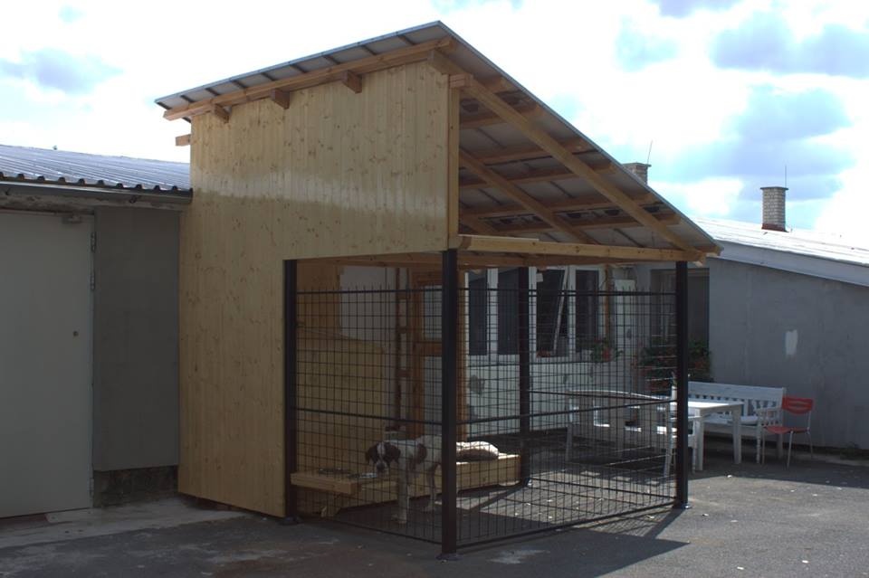 Prodám materiál na psí výběh s boudou.